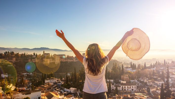 Frau blickt auf Granada