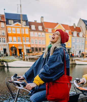 Frauen fahren lachend fahrrad