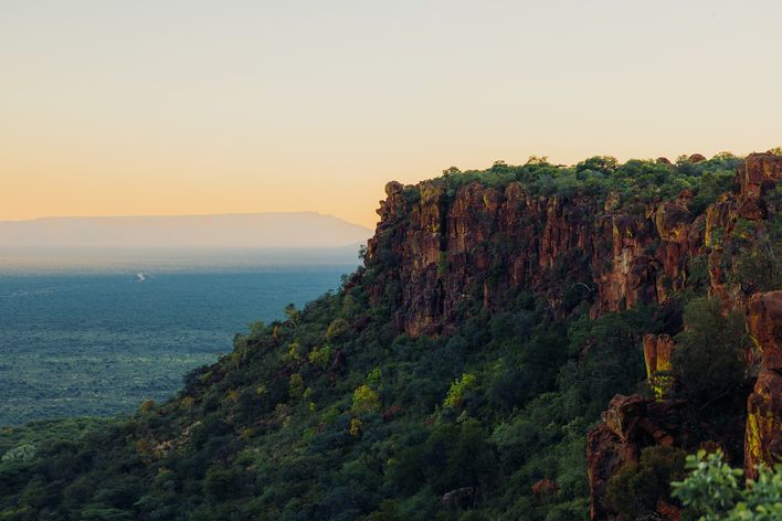 Bewaldete Felslandschaft des Waterberg-Plateaus in Namibia im Abendlicht