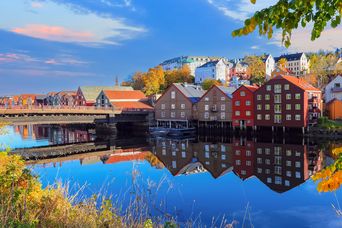 Fluss in der Stadt Trondheim mit Brücke und bunten skandinavischen Häusern, Norwegen