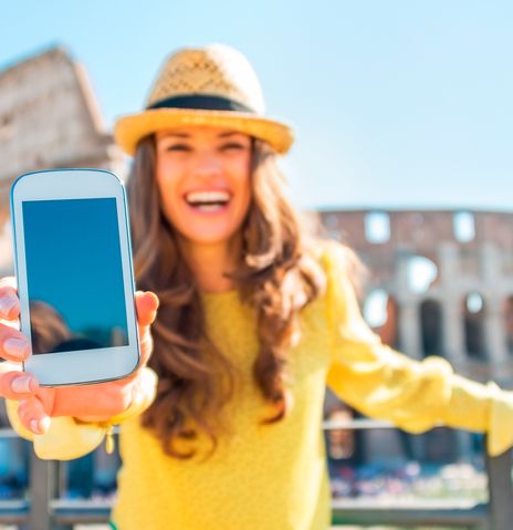 Frau mit Handy in Rom 