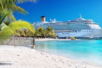 Kreuzfahrtschiff in der Karibik mit kristallblauem Wasser