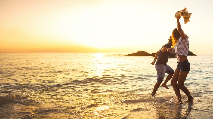Paar tanzt im Meer