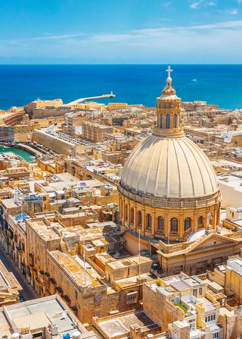 Luftaufnahme der Stadt Valletta mit der bedeutenden Kuppel der Karmeliterkirche, Malta