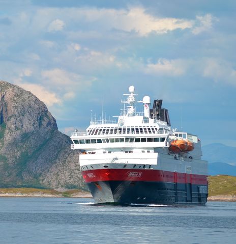 Blick aufs Meer und Kreuzfahrtschiff