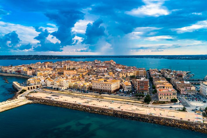 Altstadt von Syrakus auf der Insel Ortigia mit Meerblick