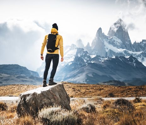 Mann beim Wandern in Argentinien
