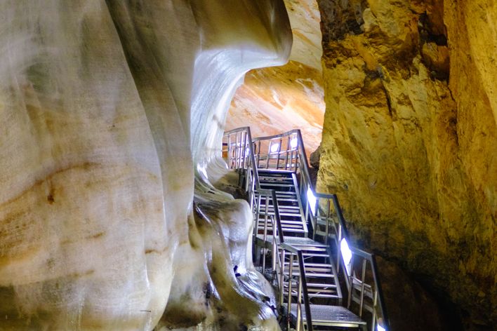 Ausblick auf eine begehbare Eishöhle in Dobsina mit beleuchteten Eisformationen