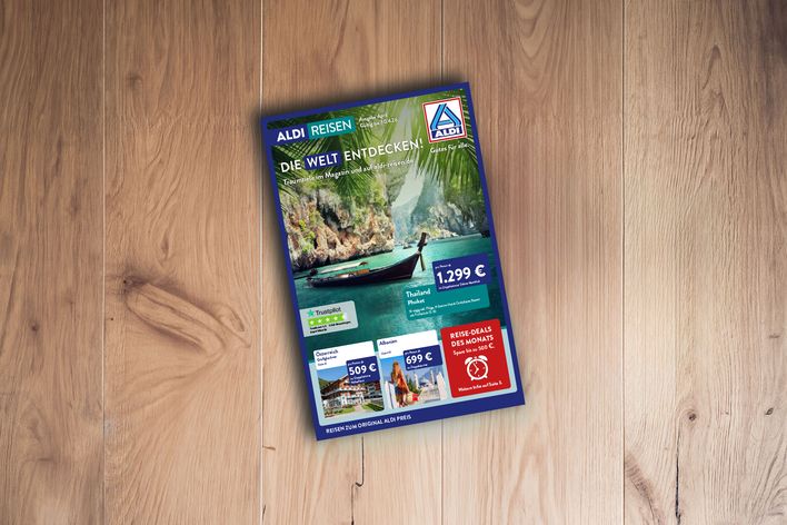 Titel des ALDI Reisemagazins Nord April 2026 auf einem Holztisch