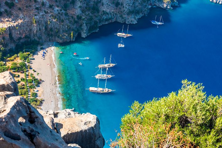 Butterfly Valley Beach mit türkisblauer Bucht und steilen Felsklippen