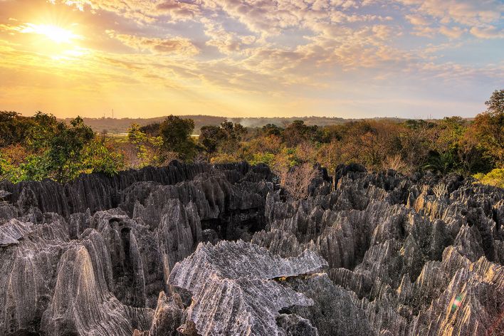 Tsingy de Bemaraha Nationalpark bei Sonnenuntergang