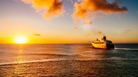 Kreuzfahrtschiff vor Sonnenuntergang