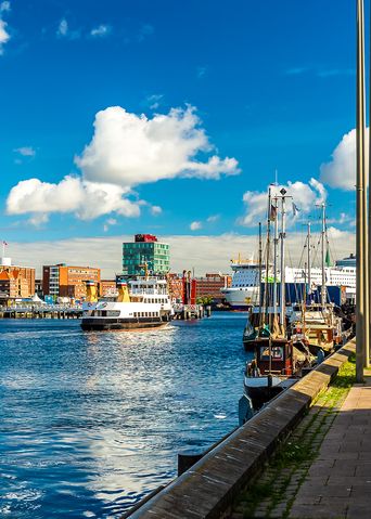 Hafen von Kiel mit Segelschiffen und Promenade