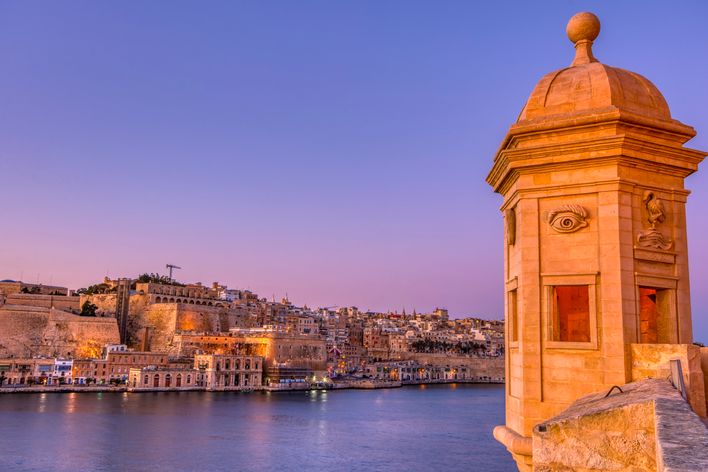 Guard Tower im Gardjola Garden in Senglea mit Aussicht auf Valletta, Malta