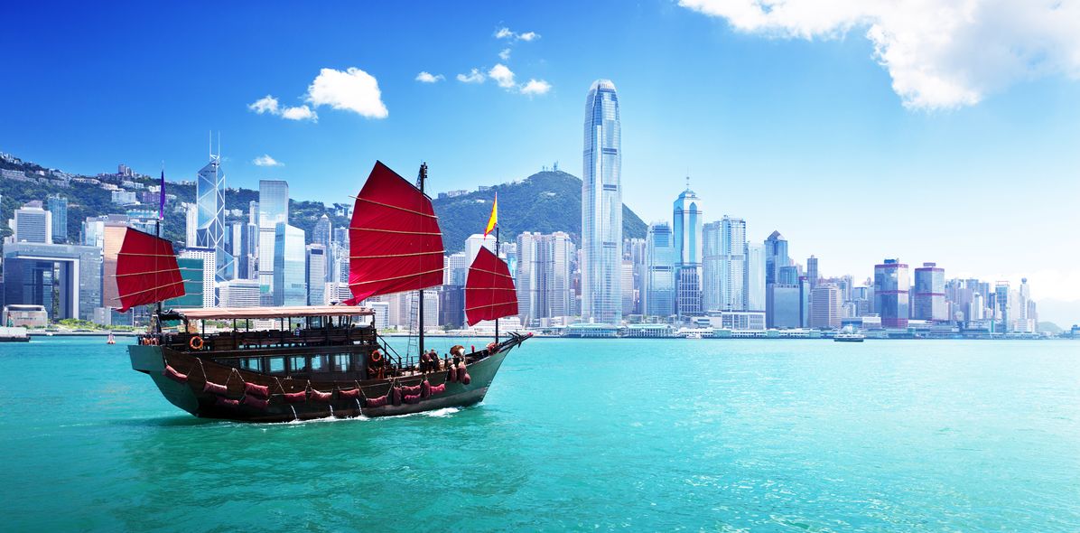 Traditionelle Dschunke vor der Skyline von Hongkong