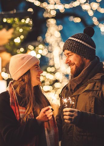 Paar am Weihnachtsmarkt