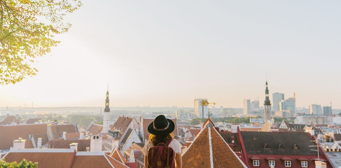 Frau mit Blick auf Tallinn