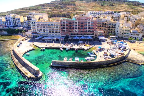 Luftansicht auf den Hafen und die Promenade von Marsalforn auf der Insel Gozo, Malta