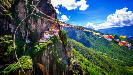 Das berühmte Tigernest-Kloster Taktsang am Berghang in Bhutan