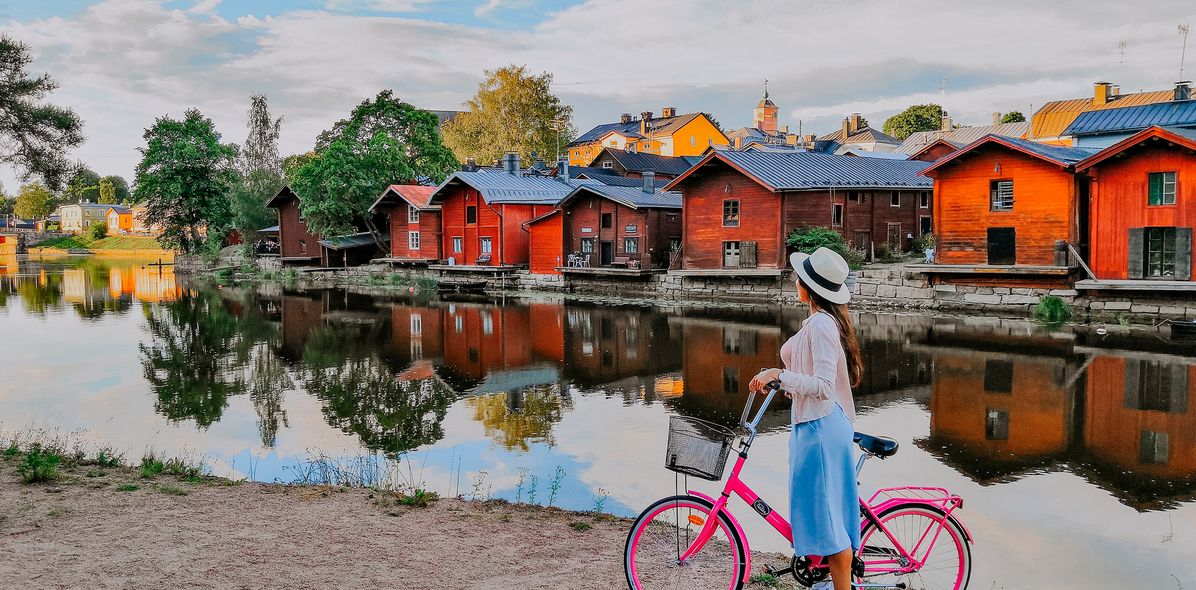 Frau mit Fahrrad am Porvoo Fluss