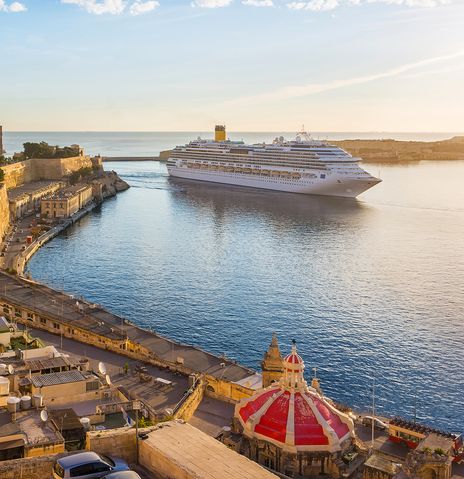 Ein Kreuzfahrtschiff im Hafen von Valletta während des Sonnenuntergangs auf Malta