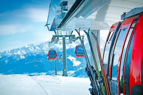 Skilift in den Kitzbüheler Alpen im Winter 