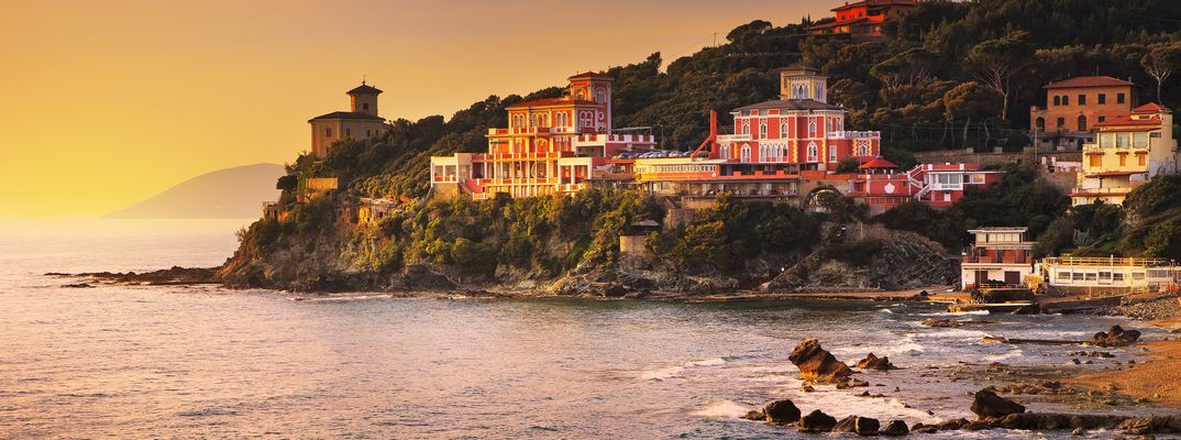 Blick auf die Küste von Castiglioncello in der Toskana