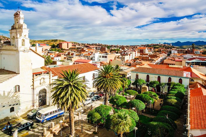 Die Altstadt von Sucre mit bunten Dächern und eine kleinen Kirche in Bolivien