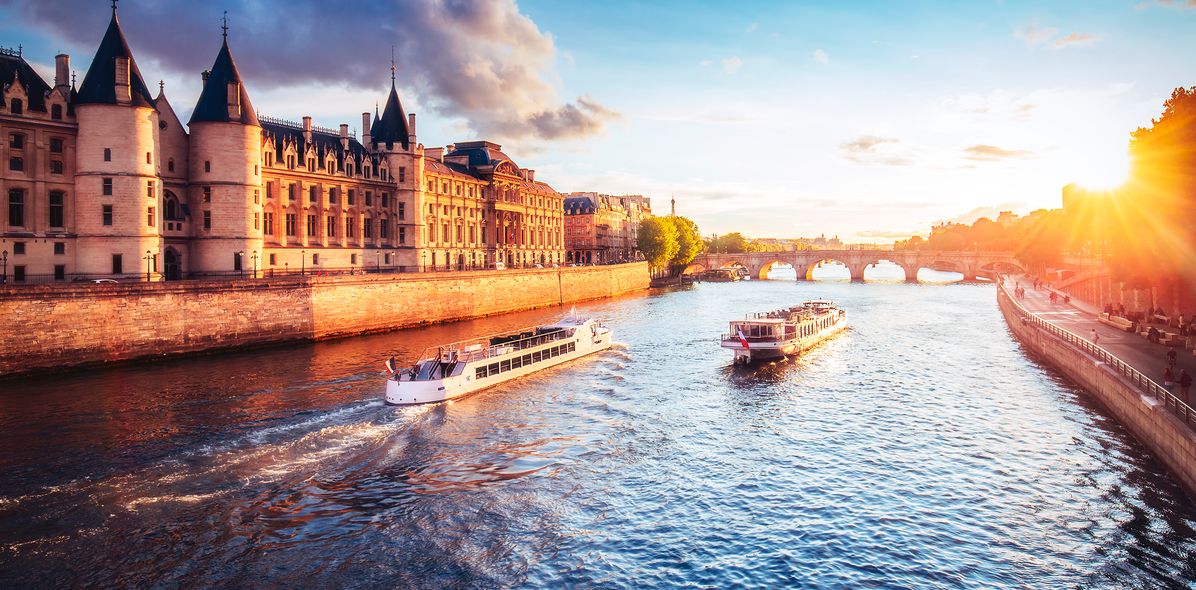 Flusskreuzfahrt auf der Seine in Paris mit historischer Kulisse