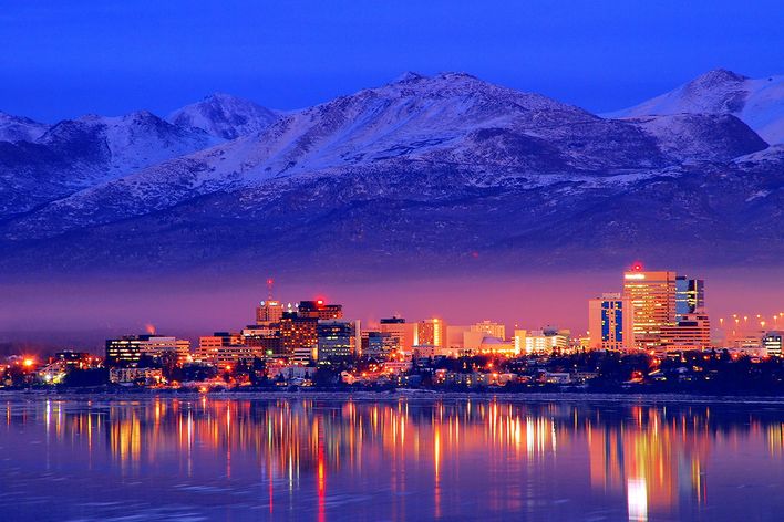 Blick auf die Stadt Anchorage in Alaska am Abend