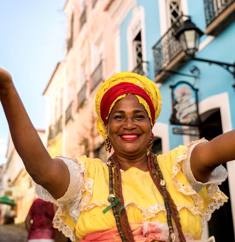 Fröhliche Frau in traditioneller Kleidung beim Straßenfest in Brasilien