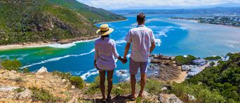 Paar blickt auf Knysna in Südafrika