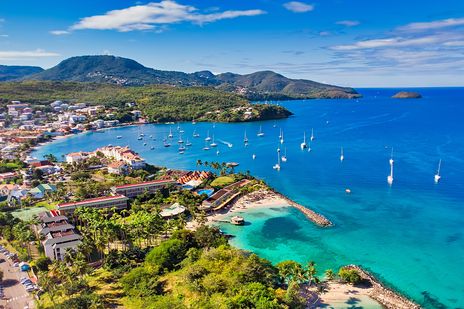 Blick auf den Hafen von Martinique und die Küste in der Karibik