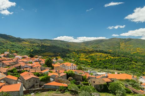 Aussicht auf ein Schieferdorf in Serra da Estrela