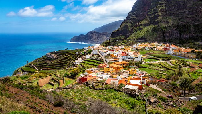 Grünes Tal mit Terrassenfeldern und Küstenlinie auf La Gomera