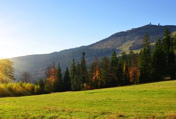 Berglandschaft im bayerischen Alpenvorland bei Sonnenschein