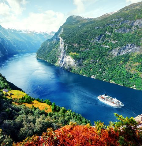 Kreuzfahrtschiff in Fjord Landschaft