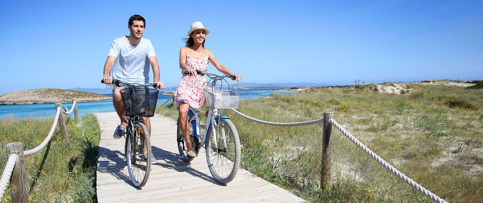 Ein Paar fährt Fahrrad an der Ostsee