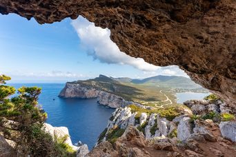 Luftaufnahme der Küste von Sardinien mit türkisblauem Wasser und Felsen