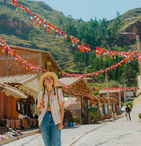 Touristin läuft in Peru durch Urubamba