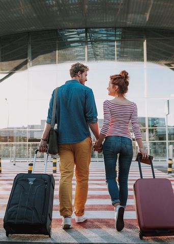 Paar gemeinsam am Flughafen