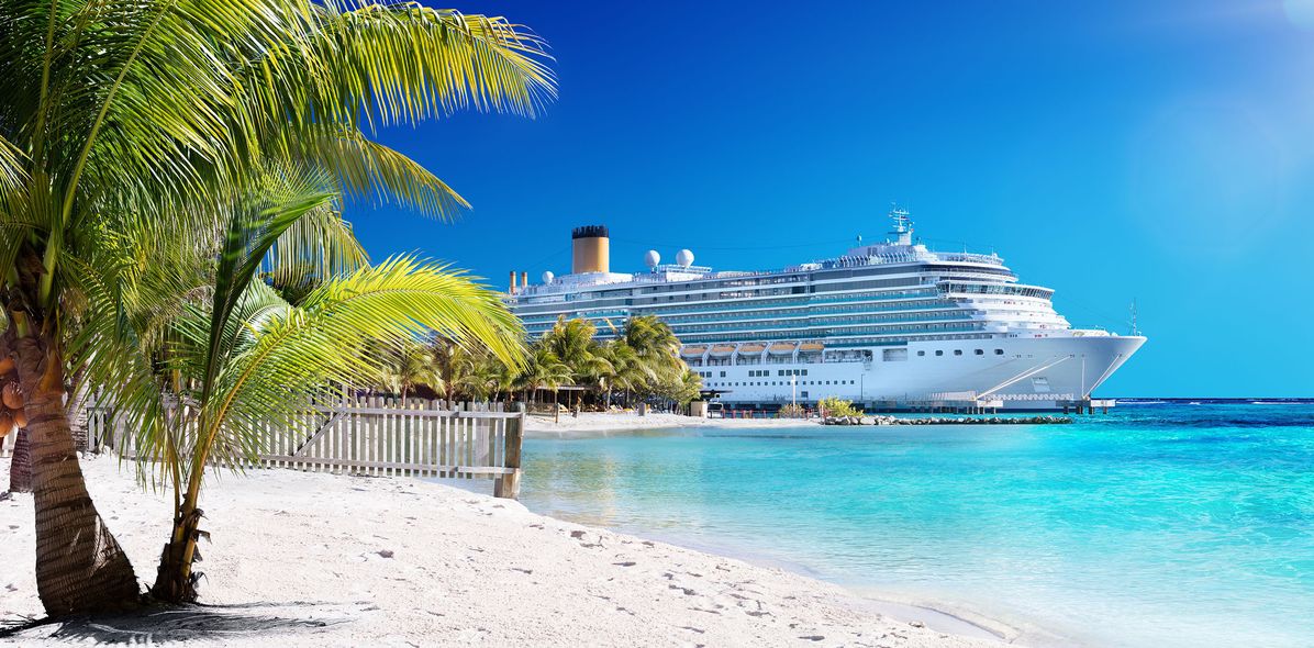 Kreuzfahrtschiff am Hafen mit weißem Sand