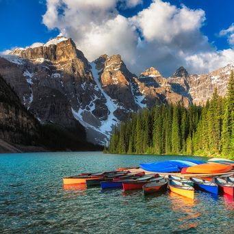 Kanus auf smaragdgrünem See im Banff Nationalpark vor Bergkulisse