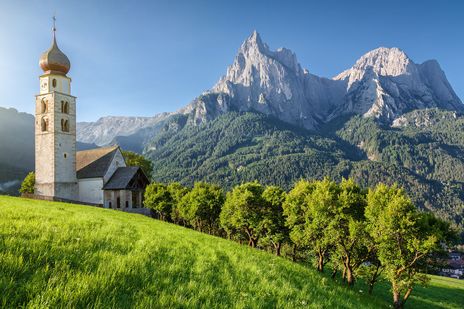 Kirche und Berge in Südtirol