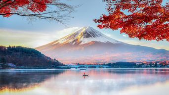 Der Fuji im Herbst mit bunten Ahornblättern
