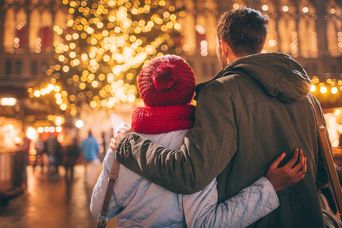 Ein Paar spaziert über einen Weihnachtsmarkt