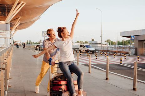 Paar gemeinsam am Flughafen