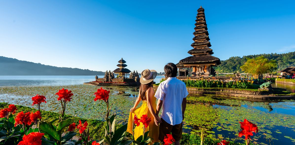 Paar am Bedugul Tempel in Indonesien