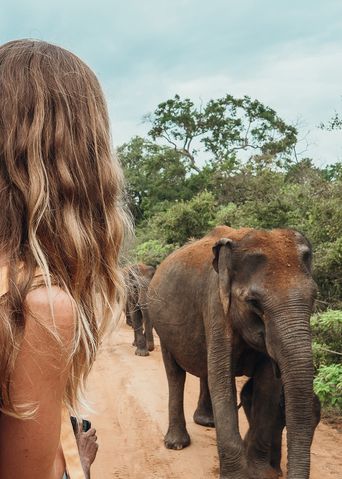 Frau auf Safari in Afrika