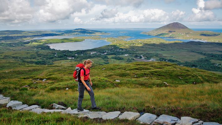 Frau wandert in Irland